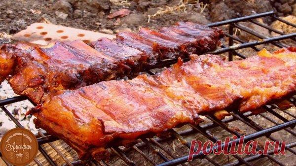 Рецепт горячего копчение свиных ребер
ингредиенты
свиные ребра — 1 кг
соль — 50-100 г
смесь перцев в перемолотом виде
сушеный чеснок