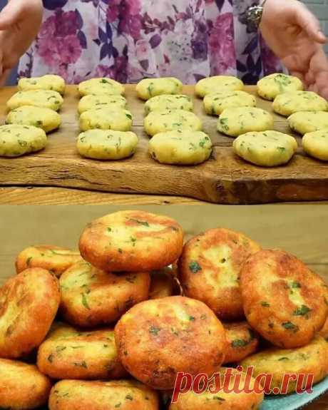 Вкуснятина из картошки! Очень вкусные и хрустящие картофельные котлетки

Ингредиенты:

3 картофеля, очищенные и нарезанные кубиками
2 стакана воды (примерно 500 мл)
1 луковица, мелко нарезанная
3 зубчика чеснока, измельченных
Пучок кориандра и петрушки, нарезанный
1/2 чайной ложки хлопьев чили (по желанию)
1,5 стакана манной крупы
Соль по вкусу
Растительное масло для жарки

Приготовление:

1. Положите нарезанный кубиками картофель в кастрюлю и добавьте 2 стакана воды. Дове...