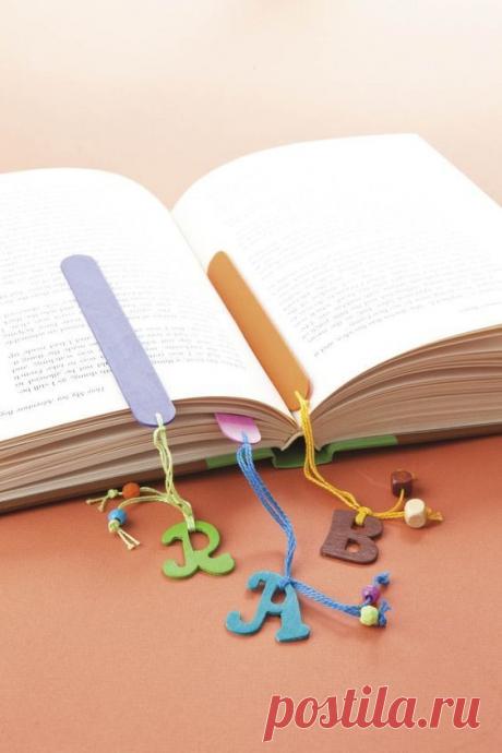 Отличная идея использовать палочки для мороженого для книжных закладок!
 А как вам такие книжные закладки из палочек для мороженого?)