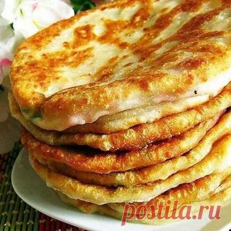 Вкусные лепешки из кефира и сыра всего за 10 минут
⠀
Если вам надо срочно что-то приготовить, пришли гости или закончился дома хлеб, то эти лепешки всегда выручат вас)
⠀
Ингредиенты:
⠀
150 г любого сыра по вкусу
2 стакана муки пшеничной
1 стакан кефира
по 0, 5 ч.л. сахара, соли и соды
⠀
Приготовление:
⠀
Чуть подогреть кефир в миске, всыпать сахар, соль и соду, перемешать и на 5мин оставить .
⠀
Сыр трем на терке и с мукой добавляем его к кефирной массе и замесить тесто, раб...