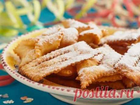 Венецианский хворост Галани (galani) В Италии ежегодно празднуют одну из самых увлекательных венецианских традиций: карнавал! В дополнение к тому, чтобы быть готовым носить маски и причудливую одежду, карнавал - это хорошая возможность удовлетворить вкус. И кростоли, как и многие другие сладкие угощения, обязательно присутствуют на