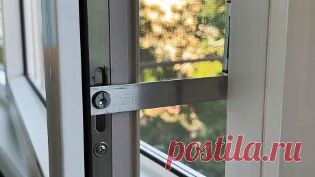 Простой фиксатор для пластикового окна из доступных материалов своими руками Стандартная функция проветривания, в виде наклонной створки, не всегда обеспечивает нужный приток или отток воздуха. Если открыть окно настежь, то не исключен более сильный ветродуй чем нужно. Фиксатор, сделанный своими руками поможет создать нужный поток воздуха в помещении. Как сделать фиксатор