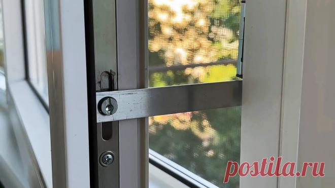 Простой фиксатор для пластикового окна из доступных материалов своими руками Стандартная функция проветривания, в виде наклонной створки, не всегда обеспечивает нужный приток или отток воздуха. Если открыть окно настежь, то не исключен более сильный ветродуй чем нужно. Фиксатор, сделанный своими руками поможет создать нужный поток воздуха в помещении. Как сделать фиксатор