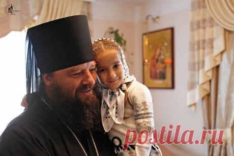 «Однажды я отпевал молодую женщину,— вспоминает отец Лонгин.— Была зима. Смотрю, после отпевания на могиле остались четверо мальчишек. Все ушли, а они стоят совсем замерзшие, в резиновых сапожках на босу ногу и не идут никуда. На улице мороз градусов 20. А самый маленький из них был еще крошечка. Я спрашиваю: «Что вы не идете домой?» А они мне говорят: «Мы без мамы не пойдем. Нам идти некуда». Отец-то от них ушел, а мама вот умерла. «Ваша мама теперь на небесах,— говорю.— ...