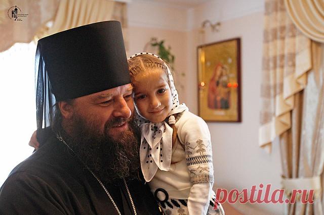 «Однажды я отпевал молодую женщину,— вспоминает отец Лонгин.— Была зима. Смотрю, после отпевания на могиле остались четверо мальчишек. Все ушли, а они стоят совсем замерзшие, в резиновых сапожках на босу ногу и не идут никуда. На улице мороз градусов 20. А самый маленький из них был еще крошечка. Я спрашиваю: «Что вы не идете домой?» А они мне говорят: «Мы без мамы не пойдем. Нам идти некуда». Отец-то от них ушел, а мама вот умерла. «Ваша мама теперь на небесах,— говорю.— ...