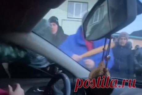 На Украине толпа избила женщину с ребёнком, посчитав ее наводчицей военкома. Разъяренные люди перекрыли дорогу и заставляли людей показывать телефоны.