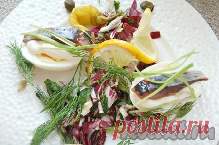 Селедка с яйцом - рецепт с фото И яйцо, и селедка прекрасно выполняют роль популярных закусок, а сочетание селедки с яйцом представляет собой прекрасную, легкую закуску, которая будет уместна в любое время года. Дополнить это сочетание можно по своему вкусу, любыми травами и овощами. Ингредиенты