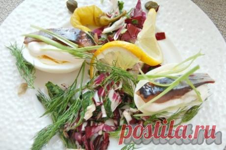 Селедка с яйцом - рецепт с фото И яйцо, и селедка прекрасно выполняют роль популярных закусок, а сочетание селедки с яйцом представляет собой прекрасную, легкую закуску, которая будет уместна в любое время года. Дополнить это сочетание можно по своему вкусу, любыми травами и овощами. Ингредиенты