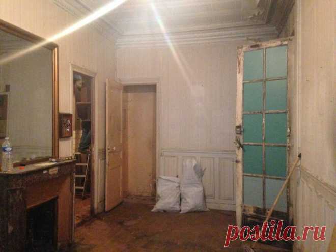 Хозяева квартиры-студии поместили кровать над кухней. Смотрите, что из этого вышло (до и после)