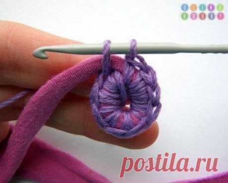 ОРИГИНАЛЬНЫЙ ВЯЗАНЫЙ КОВРИК КРЮЧКОМ ИЗ СТАРЫХ ФУТБОЛОК И ПРЯЖИ