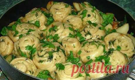 Нудли 
Для фарша:
говядина (можно любое мясо) — 500 г
картофель — 1 кг
лук — 1 штука
морковь — 1 штука
соль, перец — по вкусу.
Для нудлей:
кефир — 0,5 стакана
сода — 1/4 чайн.ложки
мука — сколько возьмет
чеснок — 3 зубка
укропчик, соль — по вкусу.
Приготовление:
https://www.odnoklassniki.ru/profile/117981754522/statuses/63019709393818