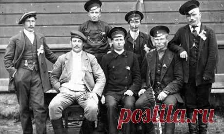 Какие русские фамилии давали иностанцам на Руси На все народы, живущие в России, русские оказали культурное влияние. Одной из его форм было наречение нерусских русскими именами и фамилиями. Разбираемся, как проходил этот процесс, и какие звучащие по-русски фамилии на самом деле русскими не являются.[С-BLOCK]