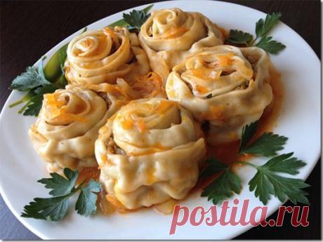 Почти пельмени - Эфария А Вы пробовали когда ни будь пельмени «не пельмени»? Так вот рецептик, попробуйте обязательно. Завести тесто как на пельмени: яйцо, 0,5 стакана кипяченной воды, щепотка соли и мука. Готовому тесту дать «отдохнуть» минут 30. В это время готовим начинку: фарш (свинина+говядина), мелко нарезанный репчатый лук, морковь на крупной терке, зелень петрушки, соль, перец по вкусу.