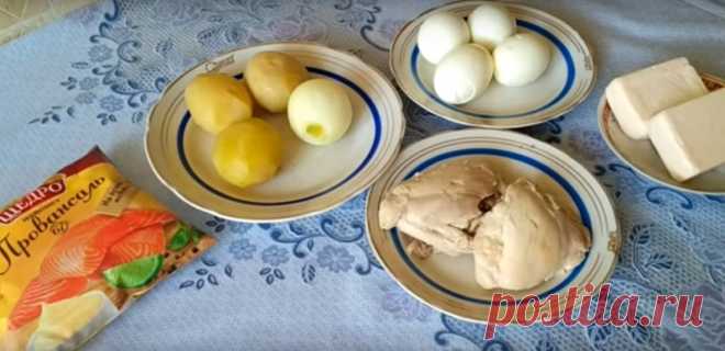 Салат с копченой курицей и сыром