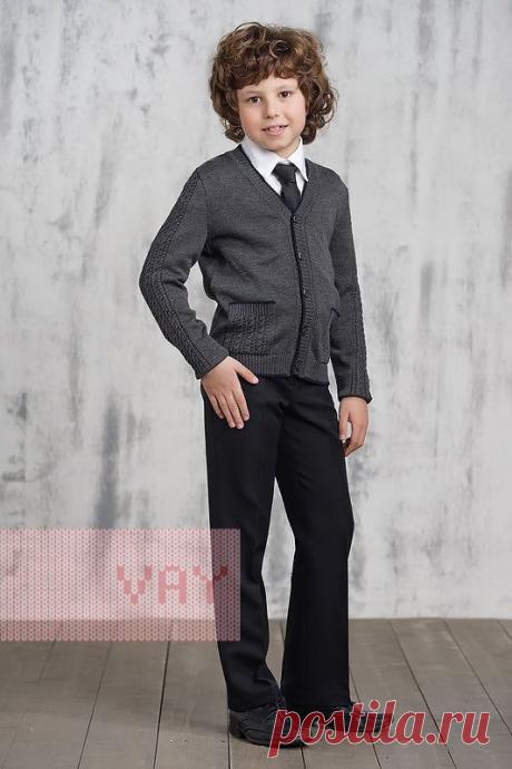 Школьная форма от марки VAY. Школьная кофта для мальчиков от VAY (артикул 7016), цветовое решение серый/м.синий. Ещё больше школьной формы марки ВЭЙ на наших сайтах. Официальное представительство бренда VAY: купить в розницу в магазине Согревай.ру https://www.sogrevay.ru, оптовые закупки на Ньювэй.ру https://www.newvay.ru