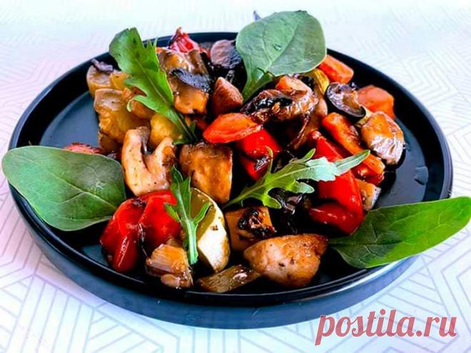 Запеченные овощи с грибами в духовке: рецепт на противне Овощи запеченные с грибами в духовке очень легкое, вкусное диетическое блюдо. Его приготовление не составит никакого труда.