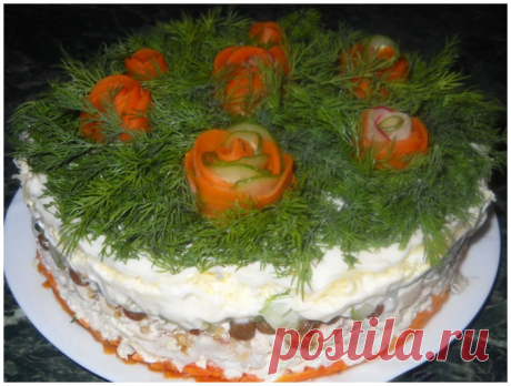 Слоёный салат с курицей, изюмом и грецкими орехами