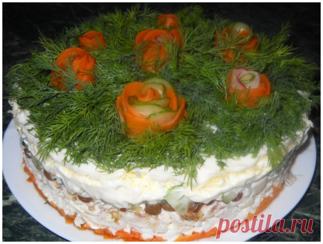Слоёный салат с курицей, изюмом и грецкими орехами