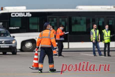 В Москве перекрыли движение по одной улице после сообщения о падении дрона. По улице Удальцова от Ленинского проспекта до улицы Михаила Певцова на юго-западе Москвы перекрыто движение на дорогах, об этом сообщили в столичном Дептрансе. Такую меру применили после сообщения о падении дрона на юго-западе Москвы. Водителям рекомендовали выбирать пути объезда.