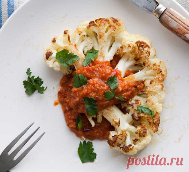 Стейк из цветной капусты Быстрое в приготовлении и вкусное овощное блюдо  - стейк из цветной капусты с домашним  томатный соусом.