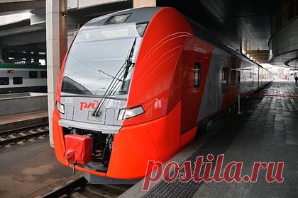 РЖД вызвались помочь застрявшим в Нижнем Новгороде авиапассажирам. Российские железные дороги (РЖД) заявили о готовности пустить дополнительные скоростные поезда «Ласточка» для перевозки пассажиров авиарейсов, летевших в Москву, но приземлившихся Нижнем Новгороде из-за тумана, накрывшего столицу. Дополнительные поезда будут назначены при необходимости по запросу аэропорта Чкалов.