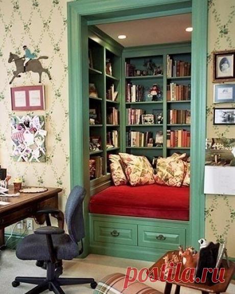 Кладовка, превращенная в маленькую библиотеку с комфортным местом для чтения