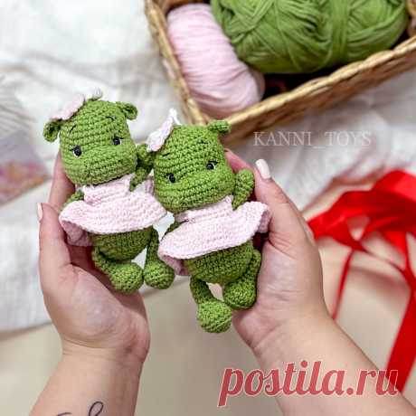 PDF Мини Дракоша крючком. FREE crochet pattern; Аmigurumi toy patterns. Амигуруми схемы и описания на русском. Вязаные игрушки и поделки своими руками #amimore - маленький дракон в платье, милый дракончик из обычной пряжи, динозавр, динозаврик.