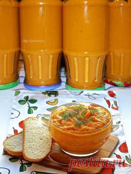 КАБАЧКОВАЯ ИКРА С МАЙОНЕЗОМ  **Кабачок  очищенный 3кг, лук 500г -мясорубка; том/паста 250г, раст/масло 150мл -варим всё 1час. *Далее: сахар 0.5ст, соль  2ст/л, перец 0.5ч/л, лавр 2шт - и варим ещё 1час. *После -лавр убери, а горячую икру и майонез 250г -смешай.-в стер/банки, и закатай.  *В шубу -и до остывания. *Хранится великолепно.