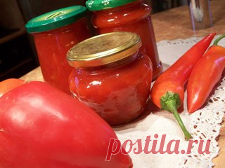 Шесть лучших заготовок из перца.

1. Рецепт овощной икры из сладкого перца

Понадобится: 1,5 кг баклажанов, 1кг зеленого перца стручкового, 125мл подсолнечного масла, 2 зубчика чеснока, 4 ст.л. сока лимона, 1 ст.л. крупномолотого черного перца, 2 ч.л. соли.

Как приготовить овощную икру из перца. Выложить баклажаны и перец на решетку, при температуре 250 градусов запечь до мягкости, затем перец через 25 мин достать из духовки, а баклажаны оставить еще на 15-20 мин. Обернут...