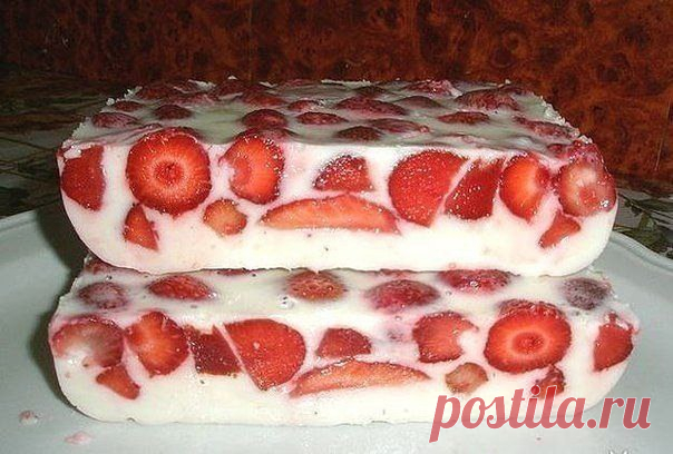 Легкий клубничный десерт без выпечки. Очень вкусно
=3 ст. л. желатина + 1 ст. воды;
0,5 л. сметаны + 1 ст. сахара + ванилин;
клубника (можно банан или киви)