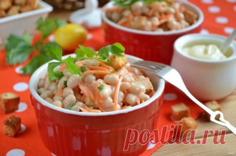 Салат с кириешками и фасолью
