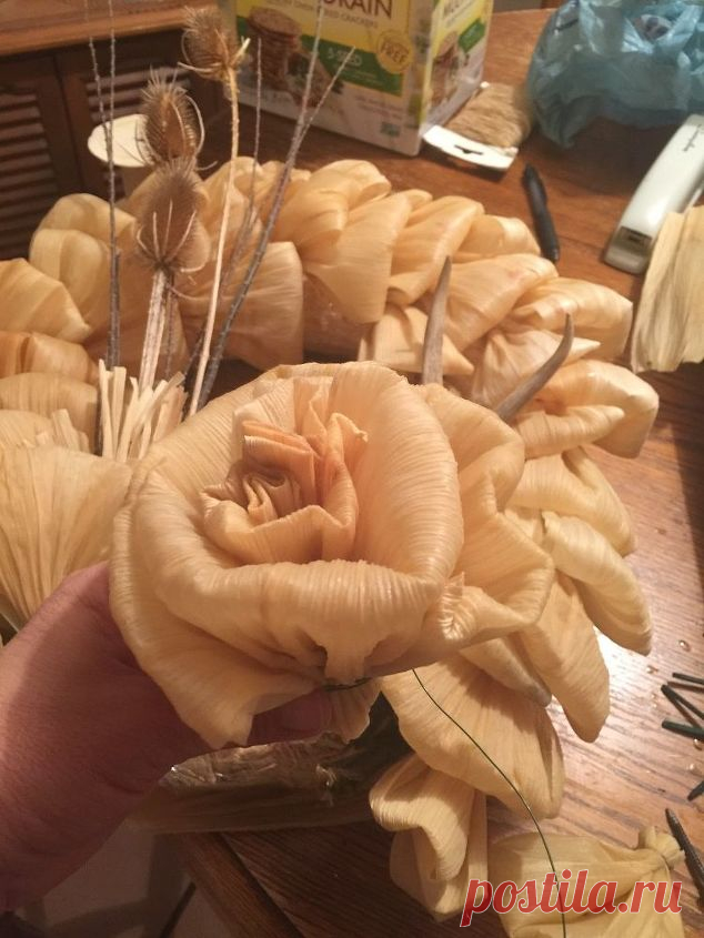 See how to fold a corn husk in half to make this gorgeous front door idea | Hometalk