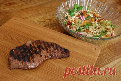 Стейк по-вьетнамски | Foodbook.su Говядина обязательно должна быть комнатной температуры - так она гораздо охотнее впитывает все ароматы. Если есть время, оставьте мясо в маринаде на пару часов. Вьетнамцы, китайцы, японцы большое