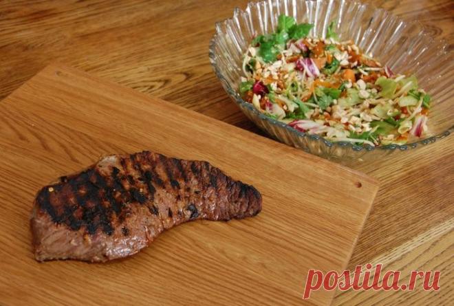 Стейк по-вьетнамски | Foodbook.su Говядина обязательно должна быть комнатной температуры - так она гораздо охотнее впитывает все ароматы. Если есть время, оставьте мясо в маринаде на пару часов. Вьетнамцы, китайцы, японцы большое