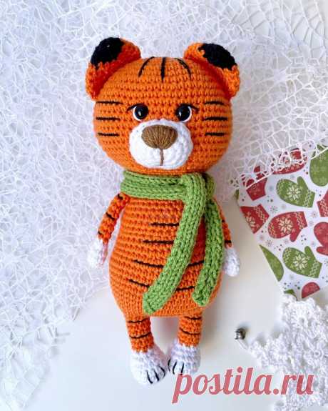 PDF Тигрёнок крючком. FREE crochet pattern; Аmigurumi animal patterns. Амигуруми схемы и описания на русском. Вязаные игрушки и поделки своими руками #amimore - тигр, тигрёнок к Новому году, тигрята, котик, кот, кошечка, кошка, котенок.