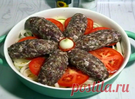 Котлеты с Сыром на овощной подушке или «Люля с сюрпризом»🥘
Супер вкусно, сочно и сытно! Обалденный Рецепт

С овощами, думаю, всё понятно. 
У меня картофель, кабачок, баклажан, лук и помидор. 
Нарезать кольцами и выложить поочередно, как на Гифке, в форму. 
Каждый слой посолить и поперчить. 
Дно формы сбрызнуть маслом.

Теперь люляшки.
Фарш говяжий посолить, поперчить, добавить лук, измельченный в блендере.. 
я ещё добавила смесь сушенной зелени. 
Перемешать тщательно, пол...