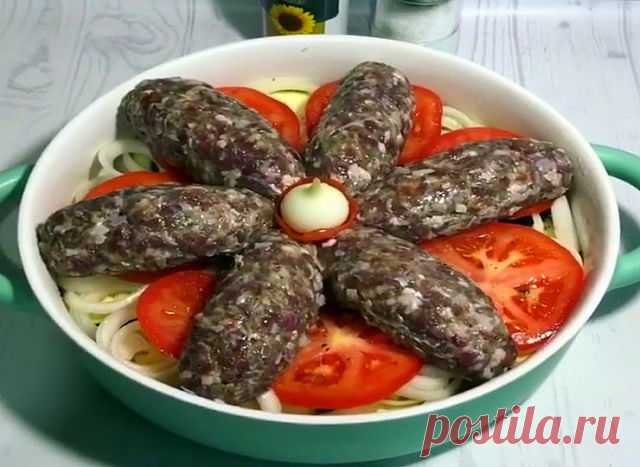 Котлеты с Сыром на овощной подушке или «Люля с сюрпризом»🥘
Супер вкусно, сочно и сытно! Обалденный Рецепт

С овощами, думаю, всё понятно. 
У меня картофель, кабачок, баклажан, лук и помидор. 
Нарезать кольцами и выложить поочередно, как на Гифке, в форму. 
Каждый слой посолить и поперчить. 
Дно формы сбрызнуть маслом.

Теперь люляшки.
Фарш говяжий посолить, поперчить, добавить лук, измельченный в блендере.. 
я ещё добавила смесь сушенной зелени. 
Перемешать тщательно, пол...
