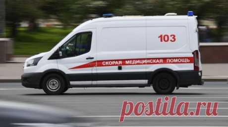 В Москве легковушка влетела в стоящий на остановке автобус