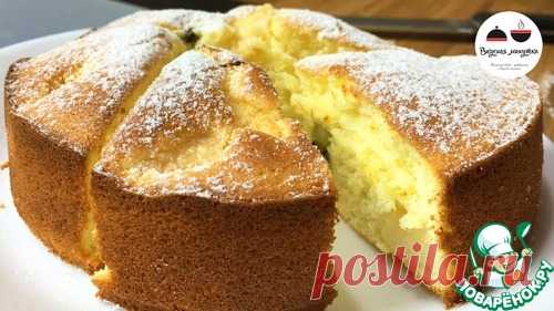 Нежный бисквитный пирог с персиками и киви