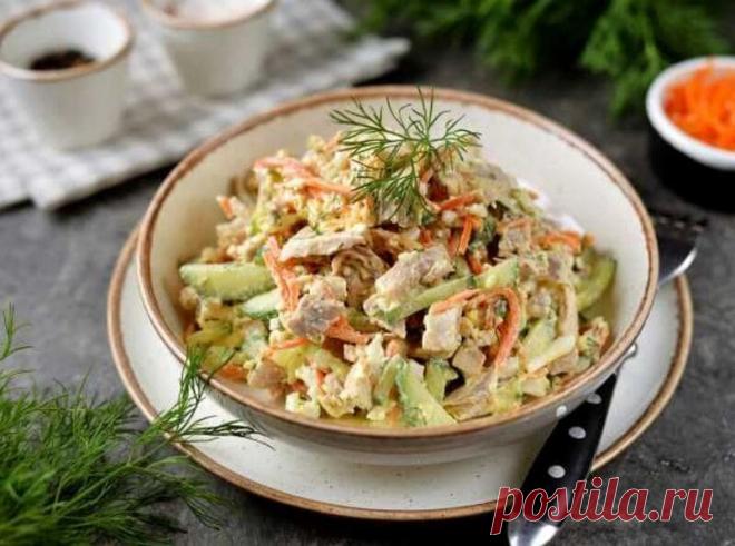 Салат Фантазия С Курицей Сытный, вкусный и ароматный салат Фантазия с курицей и корейской морковью. Простой в приготовлении, все вкусы хорошо сочетаются.