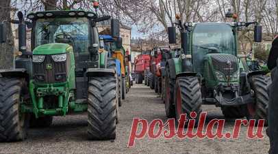 Во Франции фермеры перекрыли для грузовиков подъезд к переправе через Ла-Манш. Во Франции протестующие фермеры перекрыли для грузовиков подъезд к порту Кале, от которого осуществляется переправа через пролив Ла-Манш. Читать далее