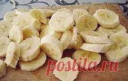 БАНАНОВЫЙ ЛИКЕР СО СГУЩЕНКОЙ 
 
 
Ликер из бананов очень вкусен и безумно быстро готовится! 
 
Безусловно, это чисто женский вариант. 
 
Нам понадобятся следующие ингредиенты: 
 
300 мл водки, 
3 банана, 
1 баночка сгущенного молока, 
150 мл молока, 
2 яйца. 
 
 
Способ приготовления: 
 
В миску вылить сгущенку, добавить яйца, водку, молоко и порезанные на кусочки бананы. Полученную смесь перемешать и тщательно взбить при помощи блендера или миксера. Процедить через сито. Вылить ликер в красивый