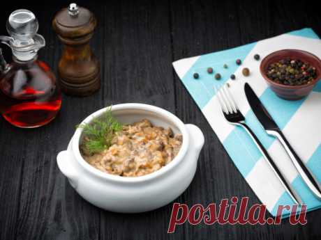 Жюльен - почему французы называют его "кокот" и искренне удивляются нам 
Большая кулинарная загадка кроется за названием горячей закуски, которую мы привыкли называть "жюльен".





Дело в том, что во всем мире жюльен (жульен) – это способ нарезки продуктов очень тонкой и длинной соломкой (корнеплоды) или тонкими кольцами (помидоры, лук)...