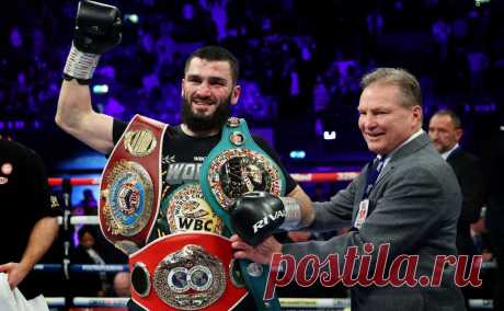 Россиянин защитил три титула чемпиона мира по боксу 20-м нокаутом подряд. Артур Бетербиев победил британца Каллума Смита в Квебеке. Россиянин является чемпионом WBC, WBO и IBF в полутяжелом весе