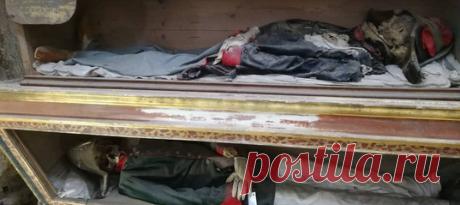 Один коридор предназначается для мужчин, другой – для женщин, третий – для детей, в отдельной комнатке хоронят девственниц. И все мертвецы стоят, сидят и лежат вдоль стен подземных катакомб при полном параде. Рассказываем об одном из самых жутких мест Палермо, которое тем не менее притягивает множество любопытных.