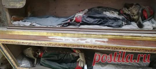 Один коридор предназначается для мужчин, другой – для женщин, третий – для детей, в отдельной комнатке хоронят девственниц. И все мертвецы стоят, сидят и лежат вдоль стен подземных катакомб при полном параде. Рассказываем об одном из самых жутких мест Палермо, которое тем не менее притягивает множество любопытных.