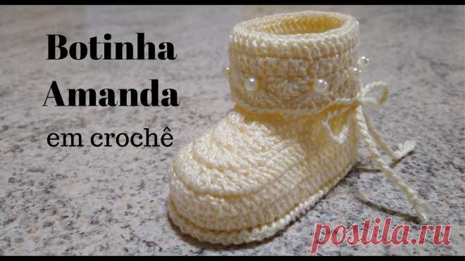 Botinha Amanda em crochê Vem aprender comigo a fazer essa linda e super fácil botinha em crochê. Aumente sua renda ou presenteie alguém especial... Solinha 9 cm: https://www.youtube....