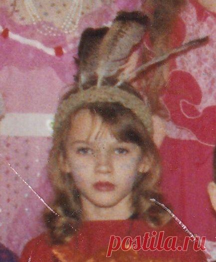 Друзья, наши коллеги продолжают делиться своими новогодними воспоминаниями:искренними и светлыми, таинственными и весёлыми))) Сегодня, копирайтер, Наталья Булатова рассказала свою историю: "У меня был самый классный костюм в 1 классе — костюм индейца. Мама увлекалась макраме, сделала мне юбку из ниток и связала повязку на голову. Папа нашел где-то натуральные птичьи перья, в эту повязку воткнул, а мама своими драгоценными тенями рисовала мне на щеках полоски и прочий боевой раскрас. На…