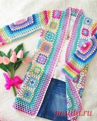 Разноцветный кардиган, в основе которого бабушкин квадрат!