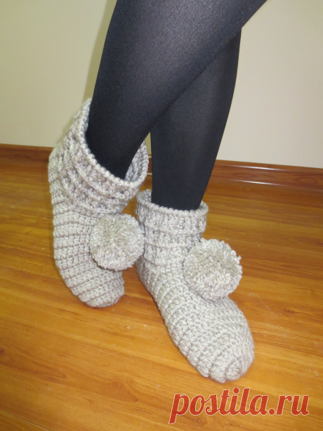 Домашние тапочки-носочки,с бубонами (вид на ногах)